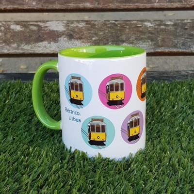 Caneca branca e verde com desenhos de elétricos amarelos de Lisboa