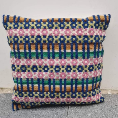 Almofada quadrada colorida com padrão geométrico