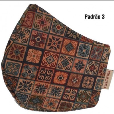 Máscara facial com padrão quadrado colorido e etiqueta Cork Portugal