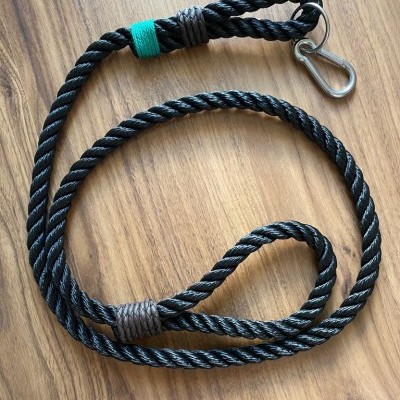 Corda preta grossa com mosquetão em madeira clara