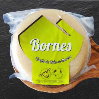 Queijo Bornes em embalagem com rótulo amarelo sobre colher de madeira