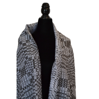 Xale preto e cinza com padrão geométrico sobre manequim preto