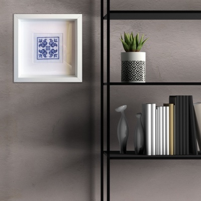 Quadro branco com desenho azul e estante preta com vaso branco e livros em fundo cinzento