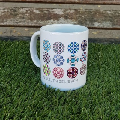 Caneca branca com padrões de azulejos coloridos e texto AZULEJOS DE LISBOA