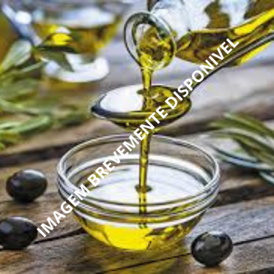 Azeite a ser servido para uma colher sobre tigela de vidro com azeitonas pretas ao lado