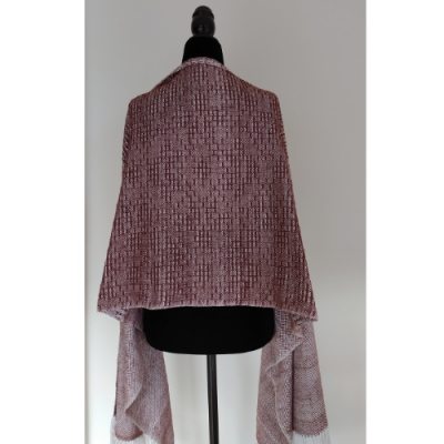 Lenço rosa e branco com padrão abstrato num manequim preto