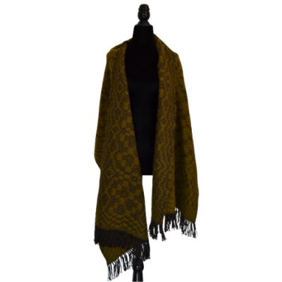 Echarpe amarelo-escuro com padrão geométrico e franjas pretas num manequim preto