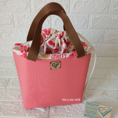 Sacola de tecido rosa com padrão de cerejas e alças marrons