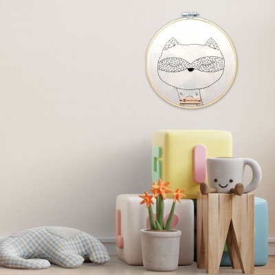 Almofada de gato, cubos coloridos, vaso com flores, caneca sorridente e bordado de guaxinim