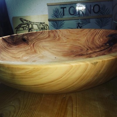 Tigela de madeira natural com veios visíveis