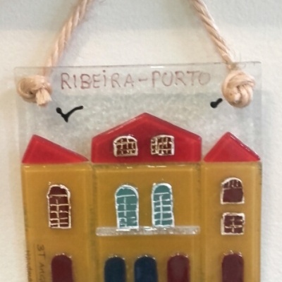Painel decorativo de vidro com representação colorida de edifício e texto RIBEIRA-PORTO