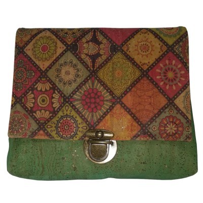 Carteira ou bolsa pequena com padrão geométrico colorido e parte verde