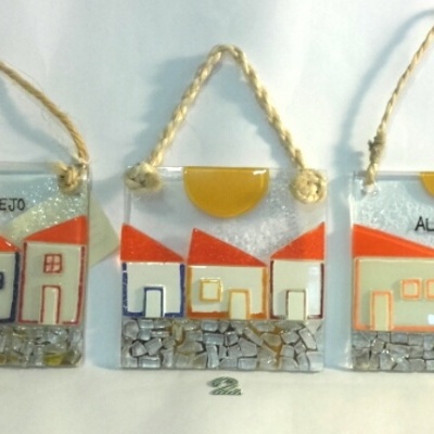 Placas decorativas com casas coloridas e texto ALENTEJO penduradas por corda