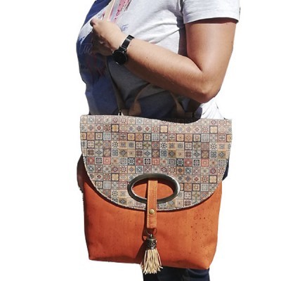 Mochila castanha clara e estampada com padrão de pequenos quadrados multicoloridos