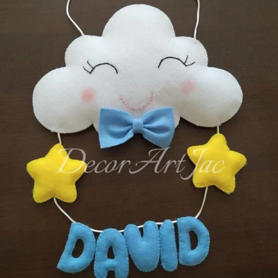Enfeite decorativo de feltro nuvem com estrelas amarelas e nome David azul