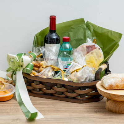 Cesto presente com vinho, água, pão e outros alimentos embalados