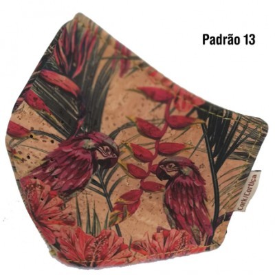 Máscara de tecido com padrão de papagaios vermelhos e fundo castanho tipo cortiça