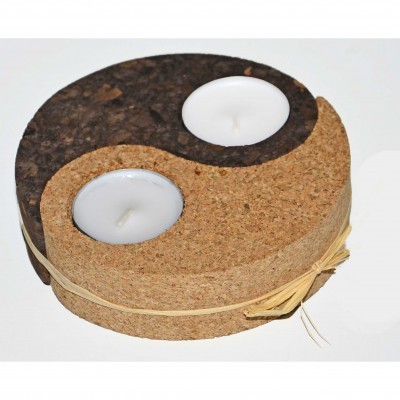 Suporte yin-yang de cortiça com duas velas de chá brancas.