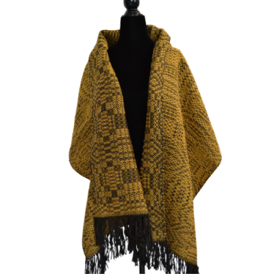 Xale amarelo com padrão geométrico castanho e franjas pretas