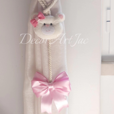 Cortinado bege com urso de pelúcia e laços cor-de-rosa