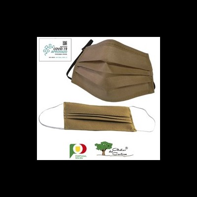Máscaras faciais descartáveis de tecido marrom com elásticos em fundo branco e selo de qualidade