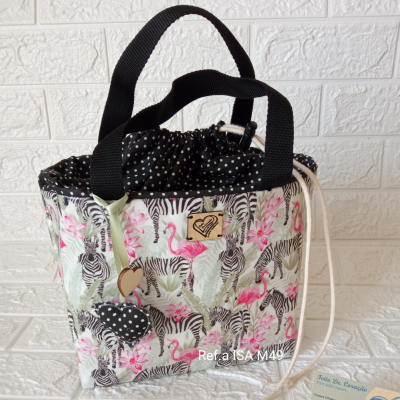 Saco de tecido com estampa de zebras e flamingos, alças pretas e fecho de cordão branco