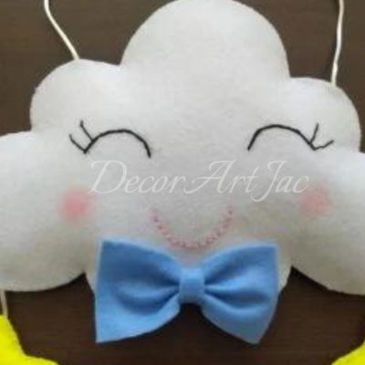 Almofada decorativa em forma de nuvem branca com laço azul e estrelas amarelas