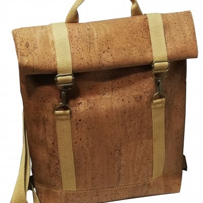 Mochila castanha em cortiça com tiras bege e fivelas metálicas