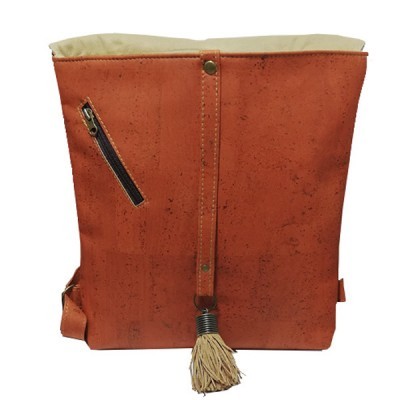 Mochila castanha avermelhada com textura cortiça e tassel bege pendurado