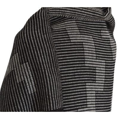 Detalhe de tecido preto e branco com listras finas e textura em peça de roupa