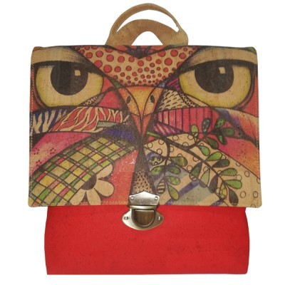 Mochila vermelha com tampa decorada com ilustração de coruja estilizada