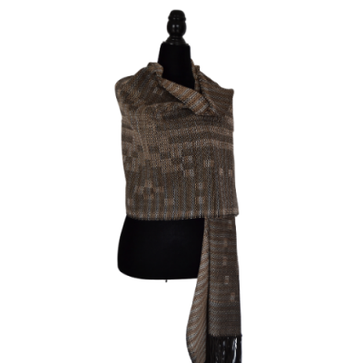 cachecol tricotado castanho, preto e bege com franjas pretas num manequim