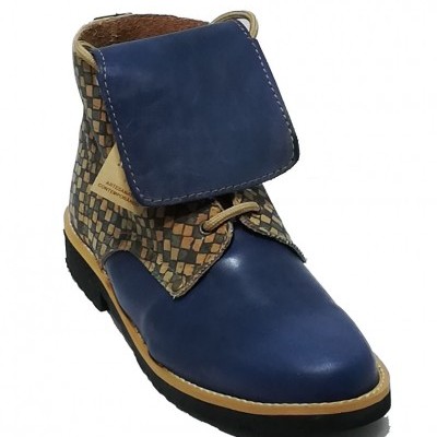 Bota em pele azul com padrão de losangos castanhos e bege e sola preta.
