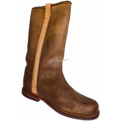 Bota em pele castanha com faixa decorativa mais clara ao longo da lateral