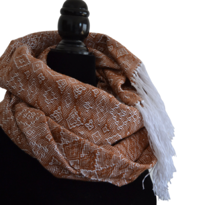 Cachecol castanho claro com padrão branco e franjas brancas