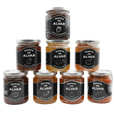 Oito frascos de compotas QUINTA DE ALVAR com etiquetas pretas, sabores variados, fundo branco