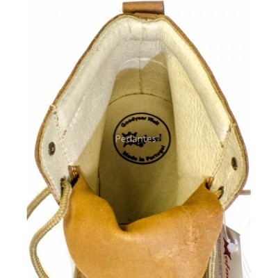 Interior de bota castanha clara com forro bege e etiqueta 'Goodyear Welt Made in Portugal'.