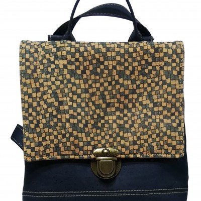 Mochila preta com aba quadriculada castanha e bege e fecho metálico