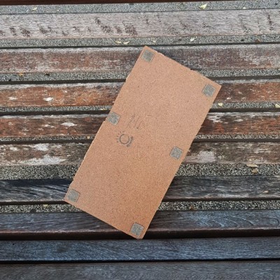 Base retangular de cortiça com apoios de feltro sobre banco de madeira