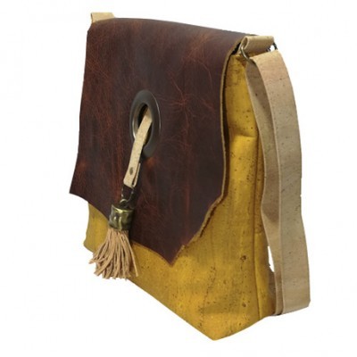 Mala de ombro castanho-amarela com aba de couro castanho escuro e alça beige