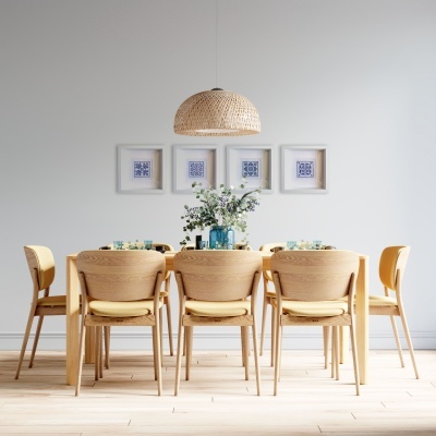 Sala de jantar com mesa de madeira, seis cadeiras amarelas e lustre de vime