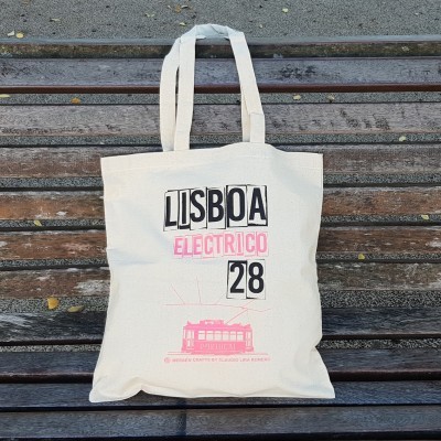 Saco de tecido branco com inscrição Lisboa Electrico 28 e imagem de elétrico.