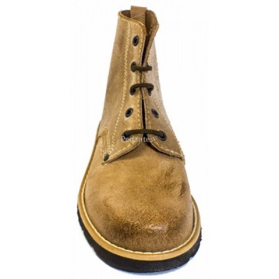 Bota de couro castanho claro com atacadores sobre fundo branco