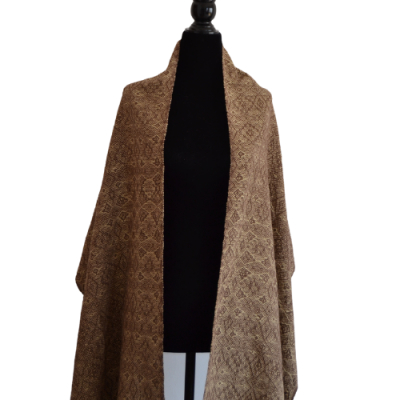 Xale castanho com padrão pendurado em manequim preta