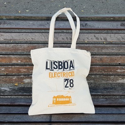 Saco branco com impressão de elétrico e texto Lisboa Eléctrico 28