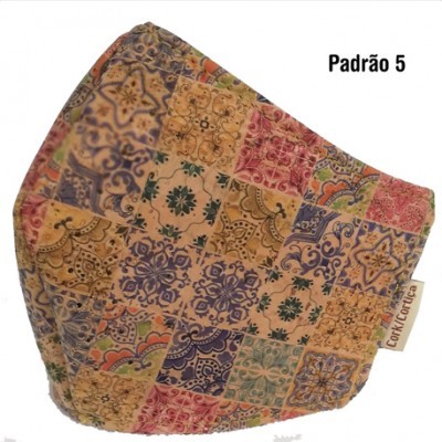 Máscara facial de tecido com padrão de azulejos coloridos