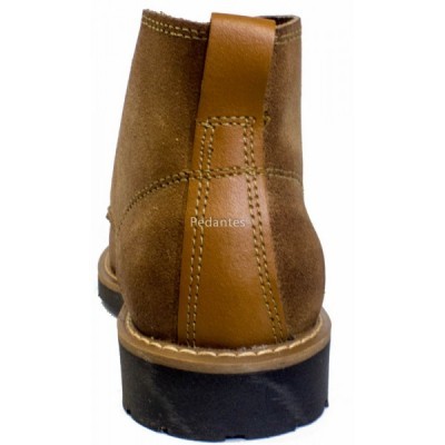 Bota masculina castanha vista de trás