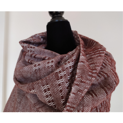 Echarpe castanha e branca com padrão geométrico em manequim preto