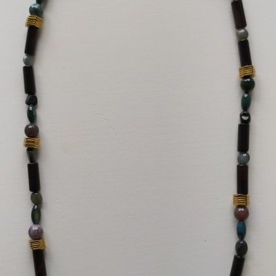 Colar de contas pretas, esferas coloridas e detalhes dourados com fecho.