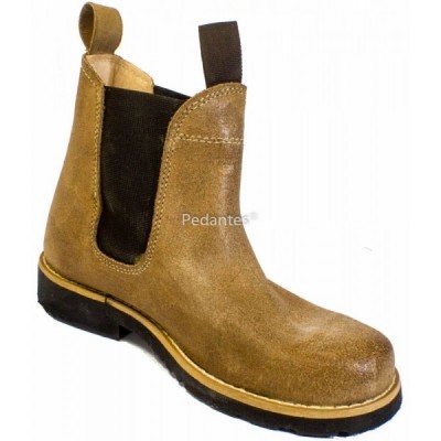 Botim castanho claro em couro com elástico preto e sola preta sobre fundo branco